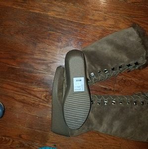 Genuine suede boots w/ fur inside